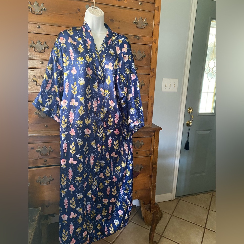 Woman’s Satiny Floral Open Long Robe OS Fits Most Néw